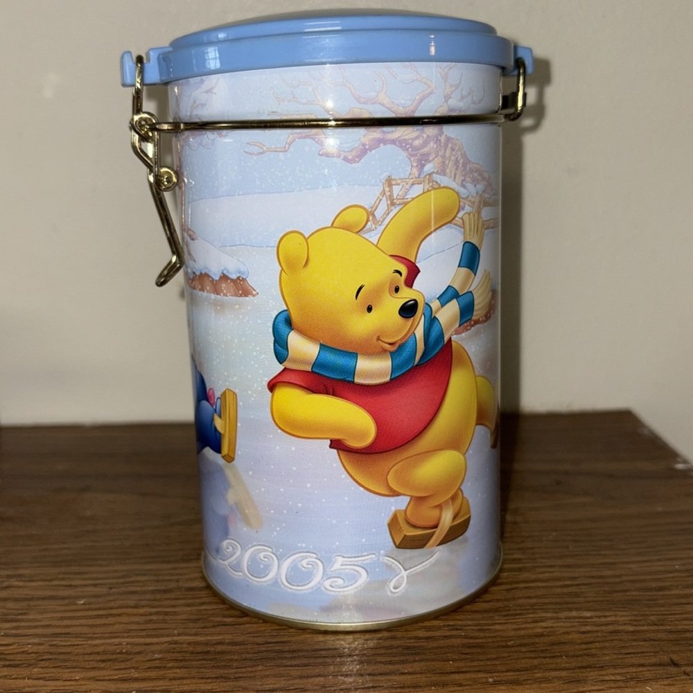 Vintage 2005 Winnie The Pooh Tin with 2 Mugs - Picture 2 of 11